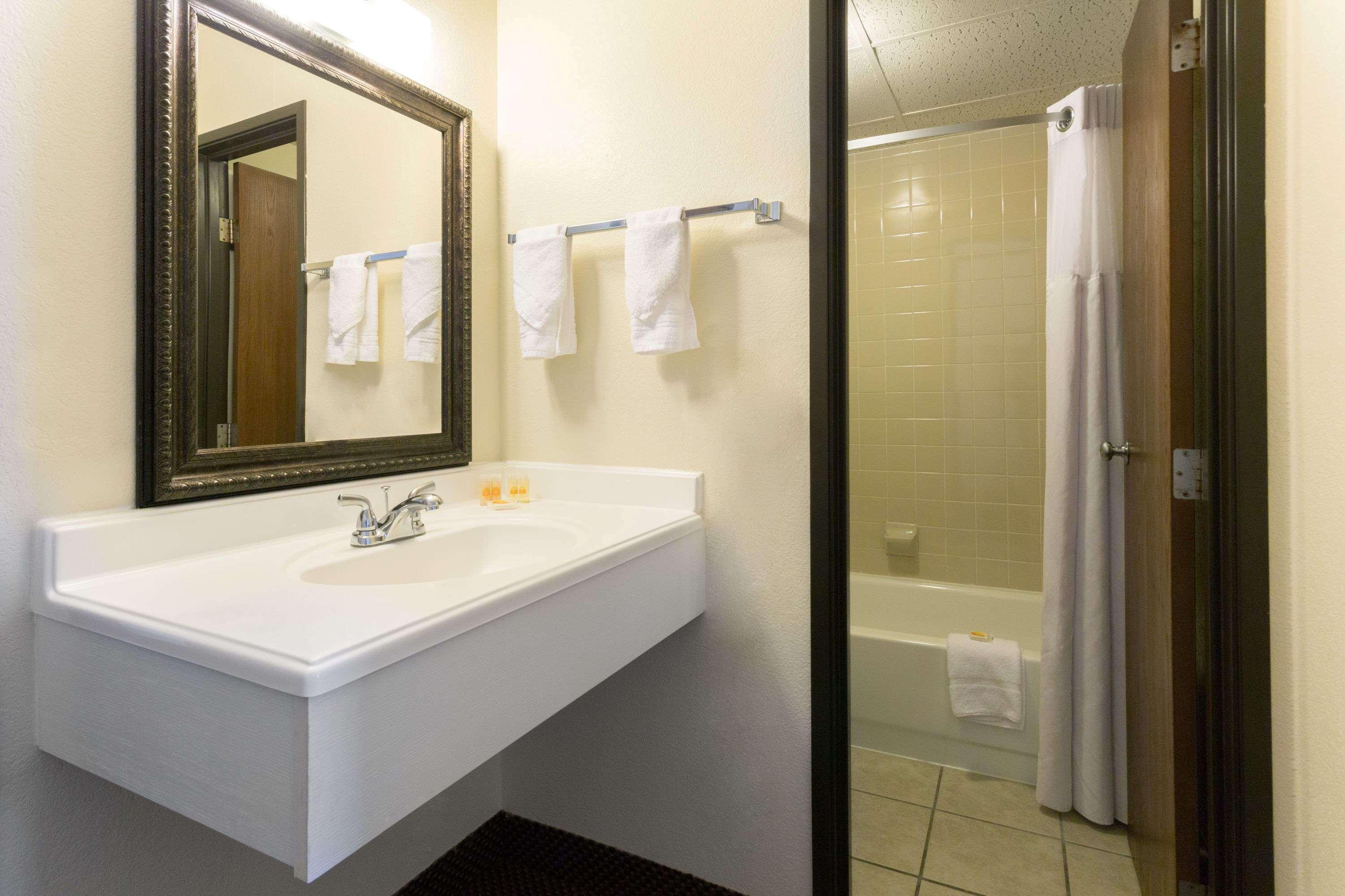 Days Inn By Wyndham Fort Collins Exterior photo